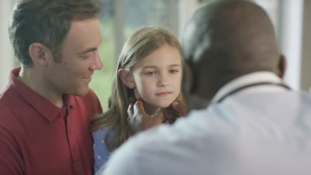 Doktor mluví s otcem a dítětem — Stock video