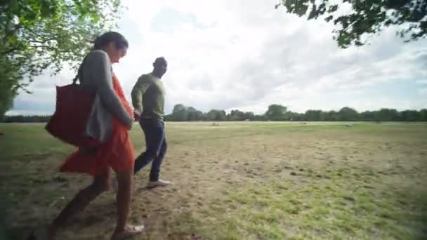 Paar spaziert im Park — Stockvideo