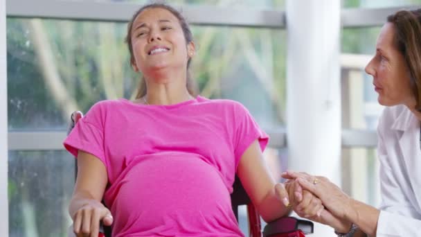 Femme enceinte entrant dans le travail — Video