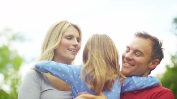 Ouders en dochter tijd buitenshuis doorbrengen — Stockvideo