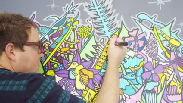 Artiste travaillant sur une toile — Video