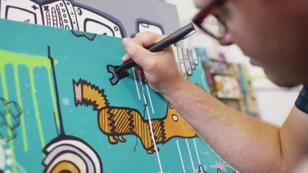 Artiste travaillant sur une toile — Video