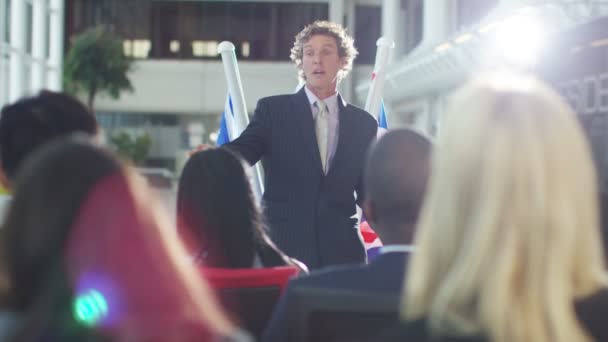 Groep luisteren naar de spreker op de conferentie — Stockvideo