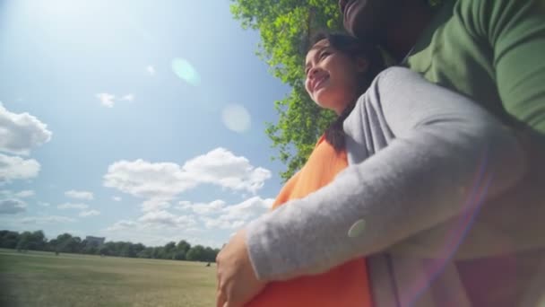 Couple debout à l'extérieur — Video