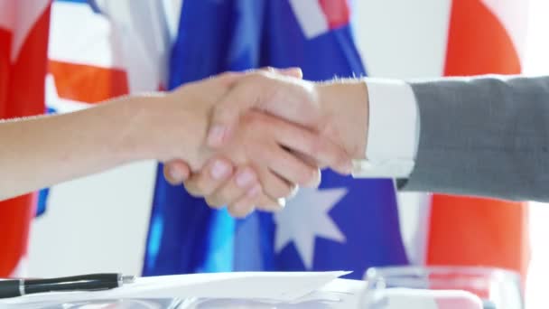 Diplomáticos comprometidos en apretón de manos — Vídeo de stock