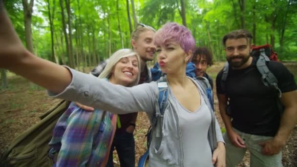 Amigos na floresta posar para tirar uma selfie — Vídeo de Stock