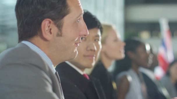 Groep luisteren naar de spreker op de conferentie — Stockvideo