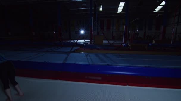 Gymnast öva volter på studsmatta — Stockvideo