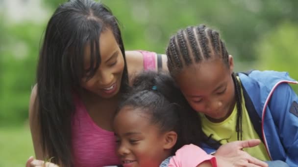 Мать и дети веселятся в парке — стоковое видео