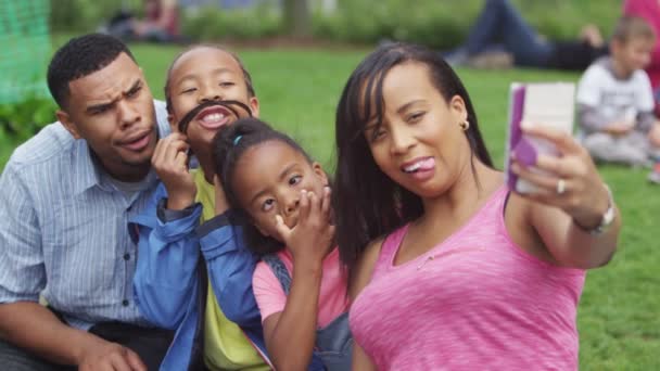 Pose de família para tirar uma selfie — Vídeo de Stock