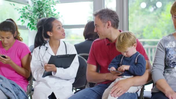 Mann mit Sohn im Gespräch mit Arzt — Stockvideo