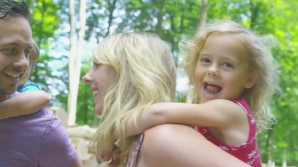 Familie besteedt tijd buiten — Stockvideo