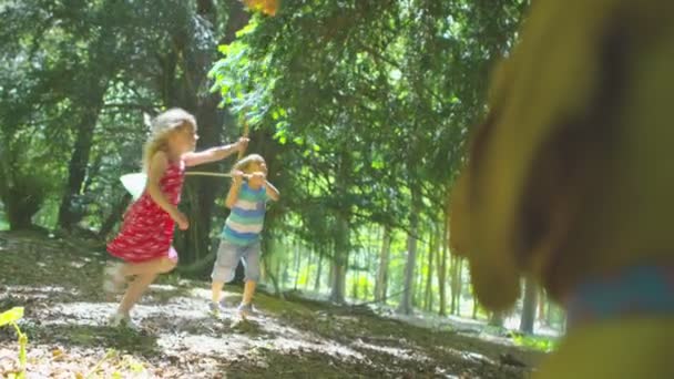 Menino e menina brincando com redes de pesca — Vídeo de Stock