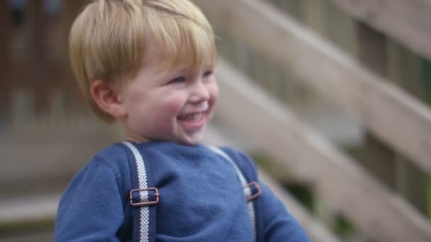 Menino brincando ao ar livre — Vídeo de Stock