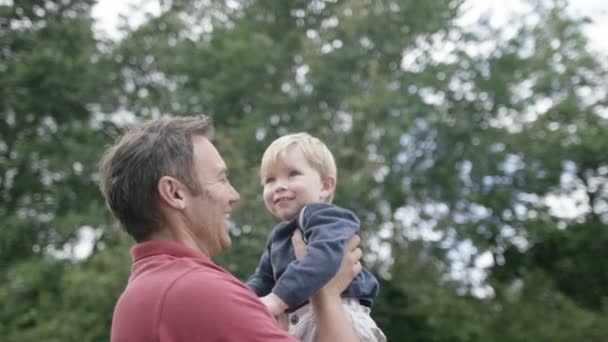 Vater und Sohn verbringen Zeit im Freien — Stockvideo