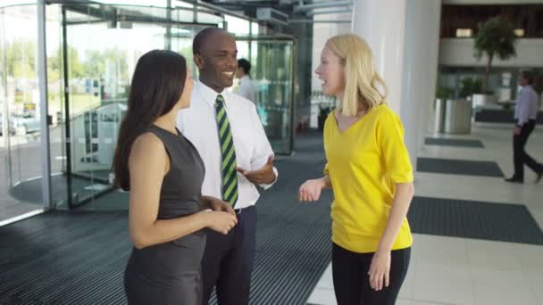 Grupo de negocios charlando en el vestíbulo — Vídeo de stock