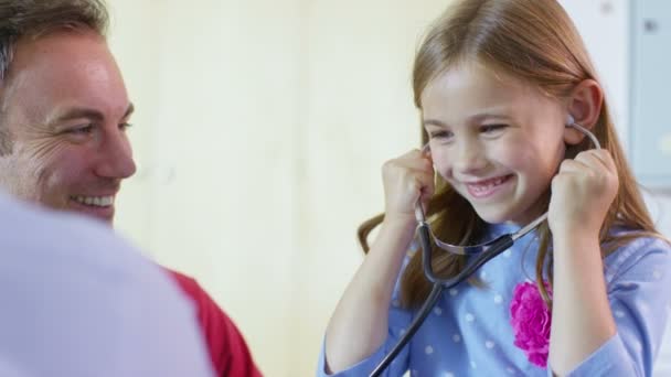 Doctor lets listen girl with the stethoscope — Stock Video