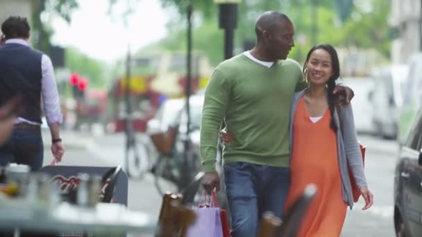 Paar wandelen met shopping tassen — Stockvideo