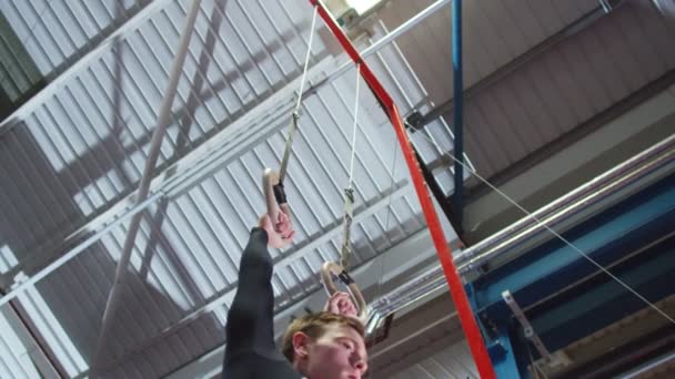 Гімнастка тренування на кільцях — стокове відео