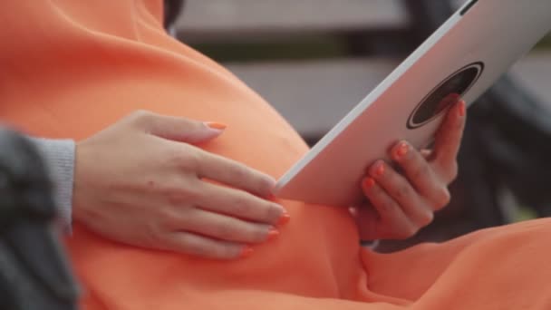 Mujer embarazada relajarse con la tableta del ordenador — Vídeo de stock
