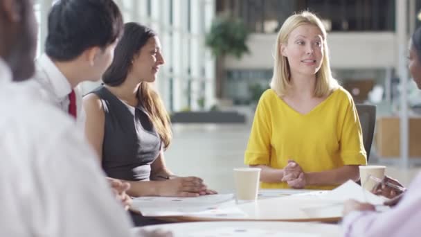 Grupo empresarial discutir ideas — Vídeo de stock