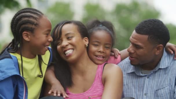 Familia divirtiéndose en el parque — Vídeos de Stock