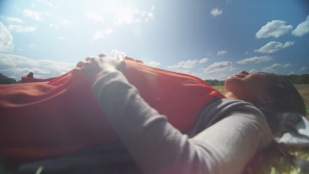 Mulher relaxante ao ar livre — Vídeo de Stock