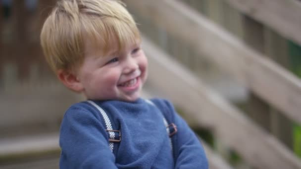 Menino brincando ao ar livre — Vídeo de Stock