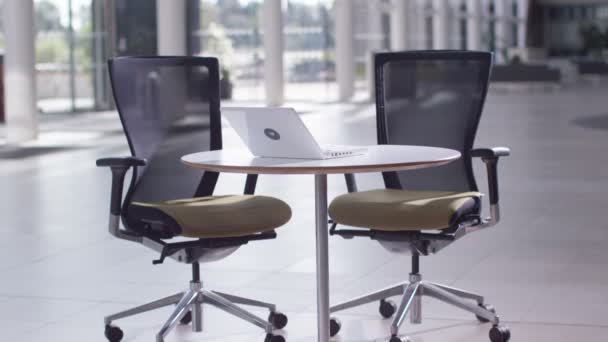 Interior del edificio de oficinas con ordenador — Vídeos de Stock