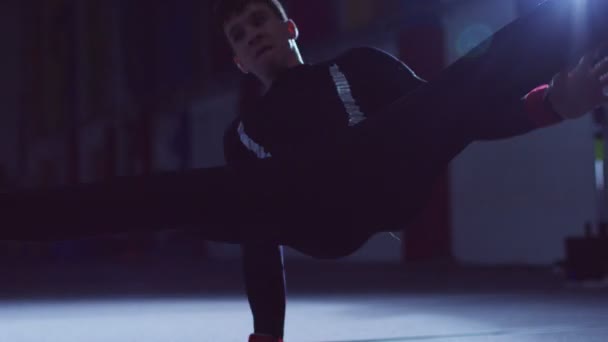 Gimnast practica podea de lucru — Videoclip de stoc