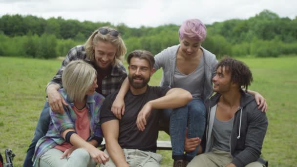 Amigos al aire libre en el campo — Vídeo de stock