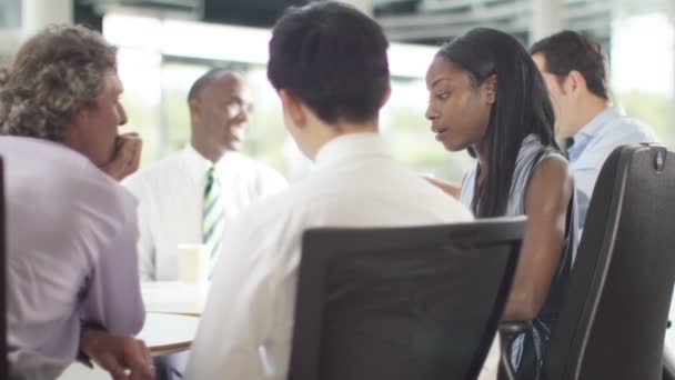 Unternehmensgruppe diskutiert Ideen im Amt — Stockvideo