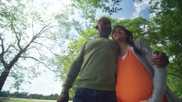 Couple faisant une promenade dans le parc — Video