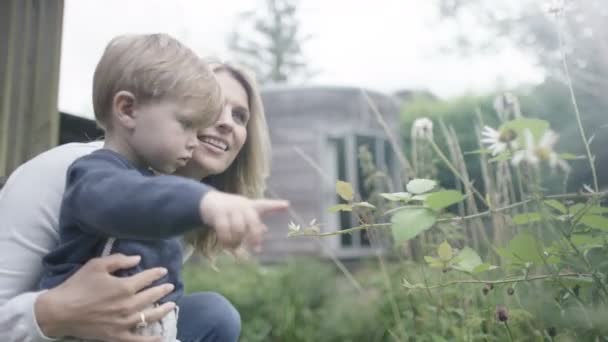 Matka a syn tráví čas venku — Stock video