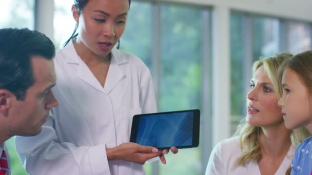 Equipe médica mostrando menina sua lesão no tablet — Vídeo de Stock