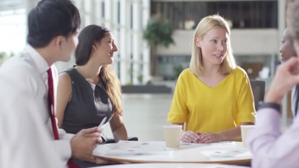 Grupo empresarial discutir ideas — Vídeo de stock