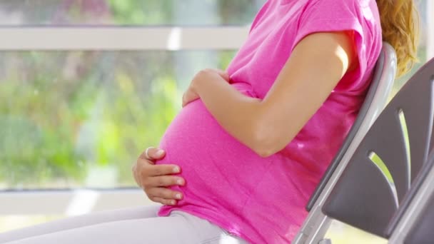 Těhotná žena tře břicho — Stock video