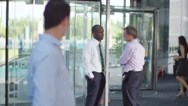 Hombre de negocios de pie en edificio de oficinas — Vídeo de stock