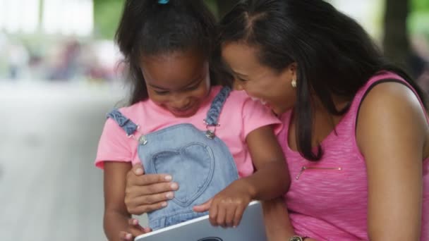 Mãe e filha olhando para tablet computador — Vídeo de Stock