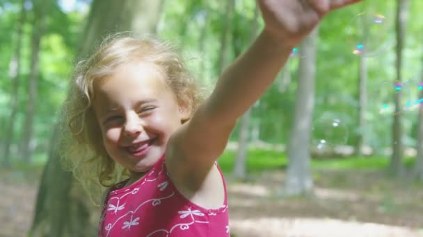 Fille jouer avec des bulles — Video