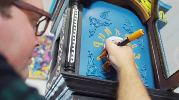 Artista poniendo diseño en un reloj de abuelo — Vídeos de Stock