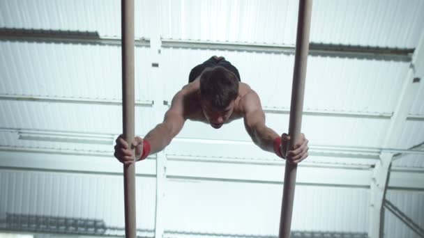Entrenamiento de gimnasta en barras paralelas — Vídeos de Stock