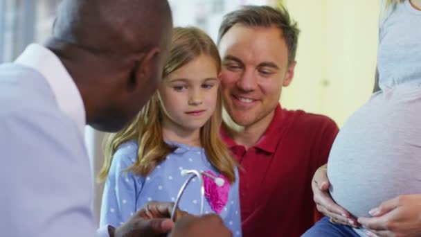 Doctor examining pregnant woman — Stock Video