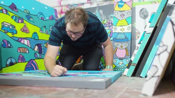 Artista trabajando en un lienzo — Vídeo de stock