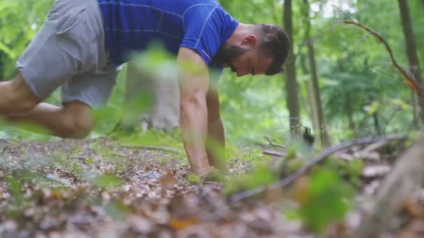 Man working out in the woods — Stock Video