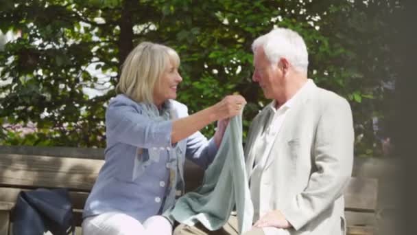 Pareja mirando sus compras — Vídeo de stock