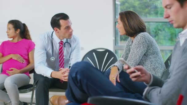 Doctor hablando con uno de sus pacientes — Vídeo de stock