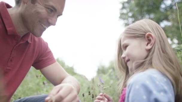 Отец и дочь проводят время на открытом воздухе — стоковое видео