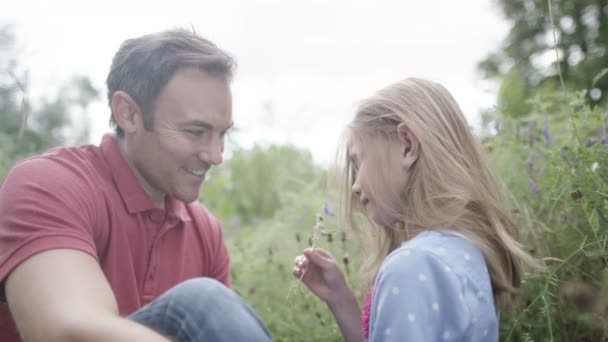 Padre e hija pasar tiempo al aire libre — Vídeo de stock