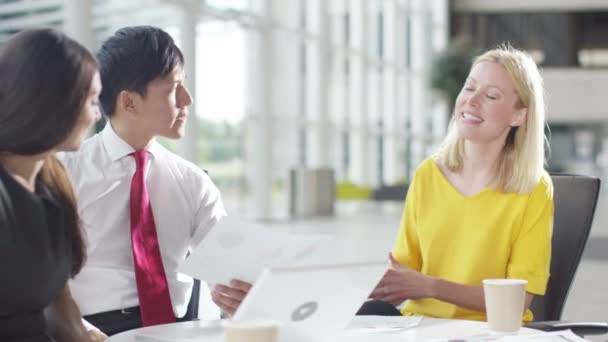 Businesswoman giving presentation to colleagues — Stock Video